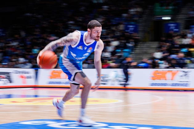easycredit BBL, Frankfurt Skyliners - Science City Jena, 14.12.2025 Logan Johnson (Frankfurt Skyliners, 0) im Spielaufbau Spiel der easycredit BBL Frankfurt Skyliners - Science City Jena; am 10. Spieltag der Saison 25 26 in der Süwag Energie ARENA am 14.12.2025 Copyright: xBEAUTIFULxSPORTS Hahnex