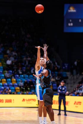 easycredit BBL, Frankfurt Skyliners - Science City Jena, 14.12.2025 Ryan Hawkins (Frankfurt Skyliners, 33) mit einem Dreier gegen Keith Braxton Jr (Science City Jena, 13) Spiel der easycredit BBL Frankfurt Skyliners - Science City Jena; am 10. Spieltag der Saison 25 26 in der Süwag Energie ARENA am 14.12.2025 Copyright: xBEAUTIFULxSPORTS Hahnex
