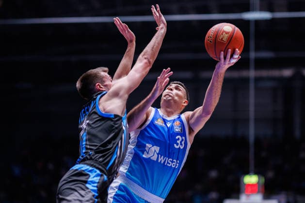 easycredit BBL, Frankfurt Skyliners - Science City Jena, 14.12.2025 Ryan Hawkins (Frankfurt Skyliners, 33) mit einem Wurf gegen Joe Wieskamp (Science City Jena, 10) Spiel der easycredit BBL Frankfurt Skyliners - Science City Jena; am 10. Spieltag der Saison 25 26 in der Süwag Energie ARENA am 14.12.2025 Copyright: xBEAUTIFULxSPORTS Hahnex