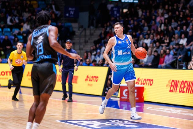 easycredit BBL, Frankfurt Skyliners - Science City Jena, 14.12.2025 Ryan Hawkins (Frankfurt Skyliners, 33) mit Ball; Spiel der easycredit BBL Frankfurt Skyliners - Science City Jena; am 10. Spieltag der Saison 25 26 in der Süwag Energie ARENA am 14.12.2025 Copyright: xBEAUTIFULxSPORTS Hahnex