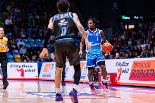 easycredit BBL, Frankfurt Skyliners - Science City Jena, 14.12.2025 Isaiah Swope (Frankfurt Skyliners, 1) im Spielaufbau mit Ball Spiel der easycredit BBL Frankfurt Skyliners - Science City Jena; am 10. Spieltag der Saison 25 26 in der Süwag Energie ARENA am 14.12.2025 Copyright: xBEAUTIFULxSPORTS Hahnex