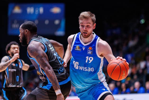 easycredit BBL, Frankfurt Skyliners - Science City Jena, 14.12.2025 Till Pape (Frankfurt Skyliners, 19) im Zweikampf mit Naz Bohannon (Science City Jena, 15) Spiel der easycredit BBL Frankfurt Skyliners - Science City Jena; am 10. Spieltag der Saison 25 26 in der Süwag Energie ARENA am 14.12.2025 Copyright: xBEAUTIFULxSPORTS Hahnex