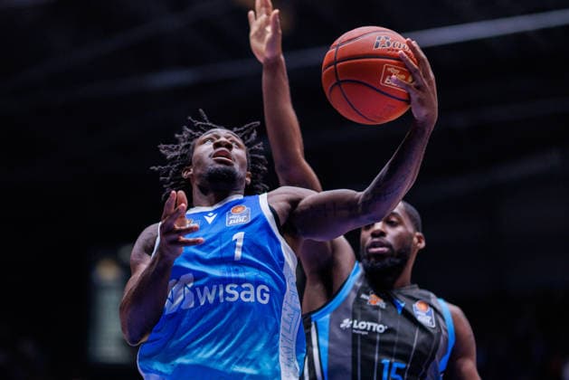 easycredit BBL, Frankfurt Skyliners - Science City Jena, 14.12.2025 Isaiah Swope (Frankfurt Skyliners, 1) mit einem Korbleger gegen Naz Bohannon (Science City Jena, 15) Spiel der easycredit BBL Frankfurt Skyliners - Science City Jena; am 10. Spieltag der Saison 25 26 in der Süwag Energie ARENA am 14.12.2025 Copyright: xBEAUTIFULxSPORTS Hahnex