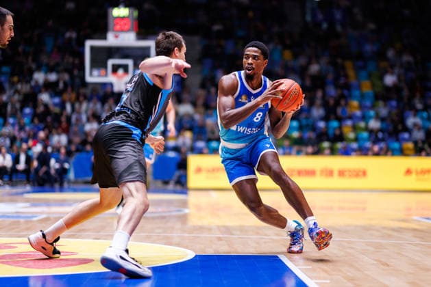 easycredit BBL, Frankfurt Skyliners - Science City Jena, 14.12.2025 William Christmas (Frankfurt Skyliners, 8) mit Ball im Zweikampf mit Lorenz Bank (Science City Jena, 25) Spiel der easycredit BBL Frankfurt Skyliners - Science City Jena; am 10. Spieltag der Saison 25 26 in der Süwag Energie ARENA am 14.12.2025 Copyright: xBEAUTIFULxSPORTS Hahnex