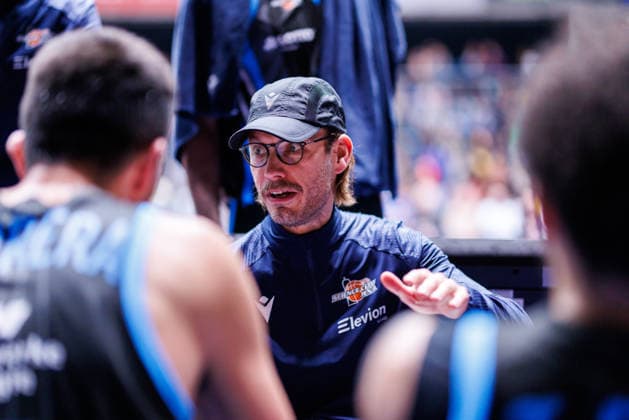 easycredit BBL, Frankfurt Skyliners - Science City Jena, 14.12.2025 Trainer Björn Harmsen (Science City Jena) bei einer Timout Ansprache an seine Spieler Spiel der easycredit BBL Frankfurt Skyliners - Science City Jena; am 10. Spieltag der Saison 25 26 in der Süwag Energie ARENA am 14.12.2025 Copyright: xBEAUTIFULxSPORTS Hahnex