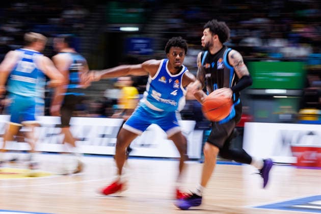 easycredit BBL, Frankfurt Skyliners - Science City Jena, 14.12.2025 Tavian Dunn-Martin (Science City Jena, 0) im Spielaufbau gegen Nahiem Alleyne (Frankfurt Skyliners, 4) Spiel der easycredit BBL Frankfurt Skyliners - Science City Jena; am 10. Spieltag der Saison 25 26 in der Süwag Energie ARENA am 14.12.2025 Copyright: xBEAUTIFULxSPORTS Hahnex