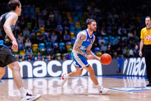 easycredit BBL, Frankfurt Skyliners - Science City Jena, 14.12.2025 Logan Johnson (Frankfurt Skyliners, 0) mit Ball Spiel der easycredit BBL Frankfurt Skyliners - Science City Jena; am 10. Spieltag der Saison 25 26 in der Süwag Energie ARENA am 14.12.2025 Copyright: xBEAUTIFULxSPORTS Hahnex
