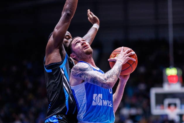 easycredit BBL, Frankfurt Skyliners - Science City Jena, 14.12.2025 Logan Johnson (Frankfurt Skyliners, 0) mit einem Korbleger gegen Naz Bohannon (Science City Jena, 15) Spiel der easycredit BBL Frankfurt Skyliners - Science City Jena; am 10. Spieltag der Saison 25 26 in der Süwag Energie ARENA am 14.12.2025 Copyright: xBEAUTIFULxSPORTS Hahnex