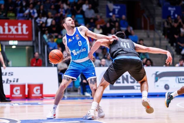 easycredit BBL, Frankfurt Skyliners - Science City Jena, 14.12.2025 Logan Johnson (Frankfurt Skyliners, 0) mit Ball gegen Alex Herrera (Science City Jena, 41) Spiel der easycredit BBL Frankfurt Skyliners - Science City Jena; am 10. Spieltag der Saison 25 26 in der Süwag Energie ARENA am 14.12.2025 Copyright: xBEAUTIFULxSPORTS Hahnex