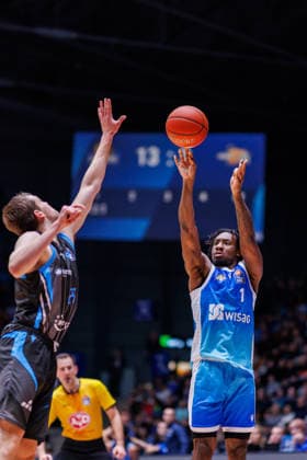 easycredit BBL, Frankfurt Skyliners - Science City Jena, 14.12.2025 Isaiah Swope (Frankfurt Skyliners, 1) mit einem Dreier gegen Lorenz Bank (Science City Jena, 25) Spiel der easycredit BBL Frankfurt Skyliners - Science City Jena; am 10. Spieltag der Saison 25 26 in der Süwag Energie ARENA am 14.12.2025 Copyright: xBEAUTIFULxSPORTS Hahnex