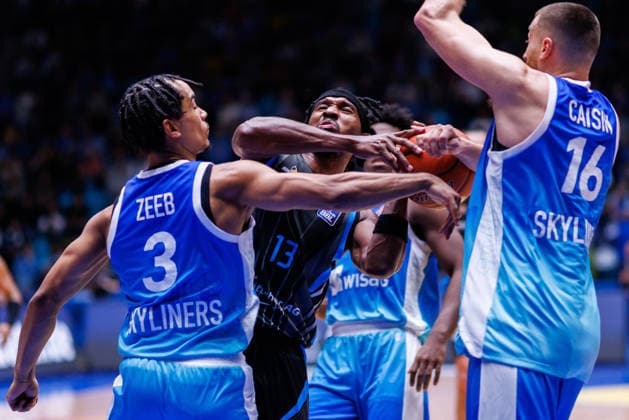 easycredit BBL, Frankfurt Skyliners - Science City Jena, 14.12.2025 Keith Braxton Jr (Science City Jena, 13) kämpft um den Ball mit Garai Zeeb (Frankfurt Skyliners, 3) und Radii Caisin (Frankfurt Skyliners, 16) Spiel der easycredit BBL Frankfurt Skyliners - Science City Jena; am 10. Spieltag der Saison 25 26 in der Süwag Energie ARENA am 14.12.2025 Copyright: xBEAUTIFULxSPORTS Hahnex