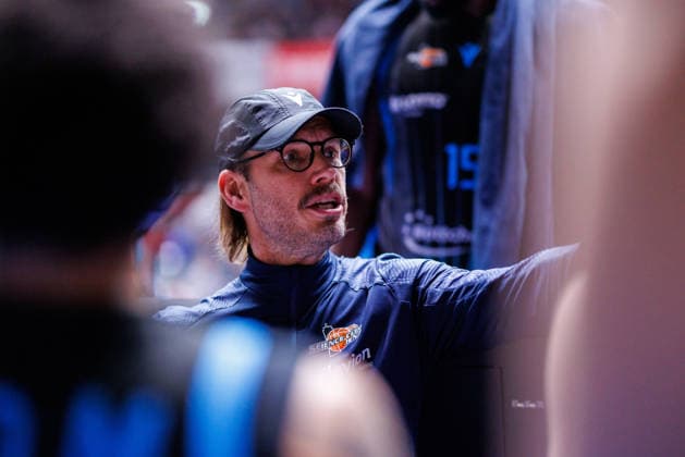 easycredit BBL, Frankfurt Skyliners - Science City Jena, 14.12.2025 Trainer Björn Harmsen (Science City Jena) bei einer Timout Ansprache an seine Spieler Spiel der easycredit BBL Frankfurt Skyliners - Science City Jena; am 10. Spieltag der Saison 25 26 in der Süwag Energie ARENA am 14.12.2025 Copyright: xBEAUTIFULxSPORTS Hahnex