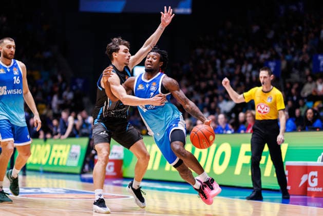 easycredit BBL, Frankfurt Skyliners - Science City Jena, 14.12.2025 Isaiah Swope (Frankfurt Skyliners, 1) mit ball gegen Kristofer Krause (Science City Jena, 36), der ihn hier foult Spiel der easycredit BBL Frankfurt Skyliners - Science City Jena; am 10. Spieltag der Saison 25 26 in der Süwag Energie ARENA am 14.12.2025 Copyright: xBEAUTIFULxSPORTS Hahnex