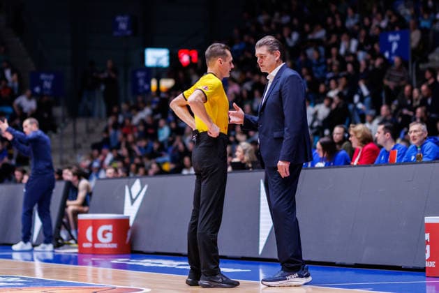 easycredit BBL, Frankfurt Skyliners - Science City Jena, 14.12.2025 Trainer Klaus Perwas (Frankfurt Skyliners) im Gespräch mit einem Schiedsrichter nach eine strittigen Situation Spiel der easycredit BBL Frankfurt Skyliners - Science City Jena; am 10. Spieltag der Saison 25 26 in der Süwag Energie ARENA am 14.12.2025 Copyright: xBEAUTIFULxSPORTS Hahnex