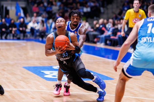 easycredit BBL, Frankfurt Skyliners - Science City Jena, 14.12.2025 Eric Washington (Science City Jena, 33) zieht an Isaiah Swope (Frankfurt Skyliners, 1) vorbei Spiel der easycredit BBL Frankfurt Skyliners - Science City Jena; am 10. Spieltag der Saison 25 26 in der Süwag Energie ARENA am 14.12.2025 Copyright: xBEAUTIFULxSPORTS Hahnex