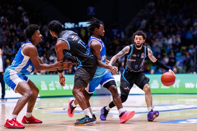 easycredit BBL, Frankfurt Skyliners - Science City Jena, 14.12.2025 Tavian Dunn-Martin (Science City Jena, 0) gegen Isaiah Swope (Frankfurt Skyliners, 1) Spiel der easycredit BBL Frankfurt Skyliners - Science City Jena; am 10. Spieltag der Saison 25 26 in der Süwag Energie ARENA am 14.12.2025 Copyright: xBEAUTIFULxSPORTS Hahnex