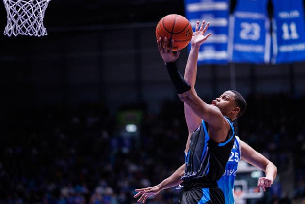 easycredit BBL, Frankfurt Skyliners - Science City Jena, 14.12.2025 Eric Washington (Science City Jena, 33) mit einem Korbleger gegen Jacob Knauf (Frankfurt Skyliners, 25) Spiel der easycredit BBL Frankfurt Skyliners - Science City Jena; am 10. Spieltag der Saison 25 26 in der Süwag Energie ARENA am 14.12.2025 Copyright: xBEAUTIFULxSPORTS Hahnex