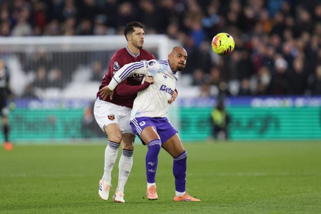 Donyell Malen of Aston Villa receives pressure from Guido Rodríguez of West Ham United during the Premier League match between West Ham and Aston Villa at London Stadium in London, England (Photo by Alexander Canillas Sports Press Photo) Copyright: xAlexanderxCanillas SPPx Sportspressphoto_SPR73692