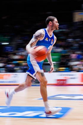 easycredit BBL, Frankfurt Skyliners - Science City Jena, 14.12.2025 Logan Johnson (Frankfurt Skyliners, 0) im Spielaufbau Spiel der easycredit BBL Frankfurt Skyliners - Science City Jena; am 10. Spieltag der Saison 25 26 in der Süwag Energie ARENA am 14.12.2025 Copyright: xBEAUTIFULxSPORTS Hahnex