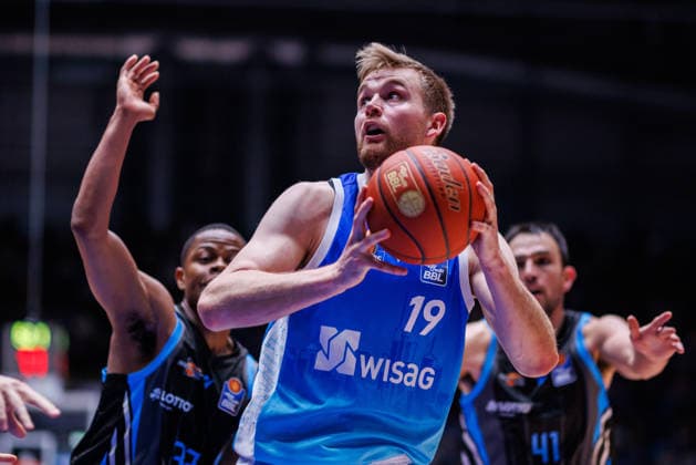 easycredit BBL, Frankfurt Skyliners - Science City Jena, 14.12.2025 Till Pape (Frankfurt Skyliners, 19) mit Ball gegen Eric Washington (Science City Jena, 33) Spiel der easycredit BBL Frankfurt Skyliners - Science City Jena; am 10. Spieltag der Saison 25 26 in der Süwag Energie ARENA am 14.12.2025 Copyright: xBEAUTIFULxSPORTS Hahnex