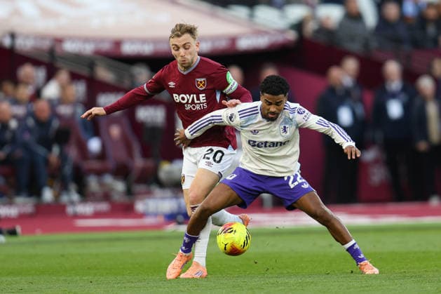 Ian Maatsen of Aston Villa receives pressure from Jarrod Bowen of West Ham United during the Premier League match between West Ham and Aston Villa at London Stadium in London, England (Photo by Alexander Canillas Sports Press Photo) Copyright: xAlexanderxCanillas SPPx Sportspressphoto_SPR73686