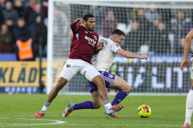 John McGinn of Aston Villa is fouled by Jean-Clair Todibo of West Ham United during the Premier League match between West Ham and Aston Villa at London Stadium in London, England (Photo by Alexander Canillas Sports Press Photo) Copyright: xAlexanderxCanillas SPPx Sportspressphoto_SPR73690