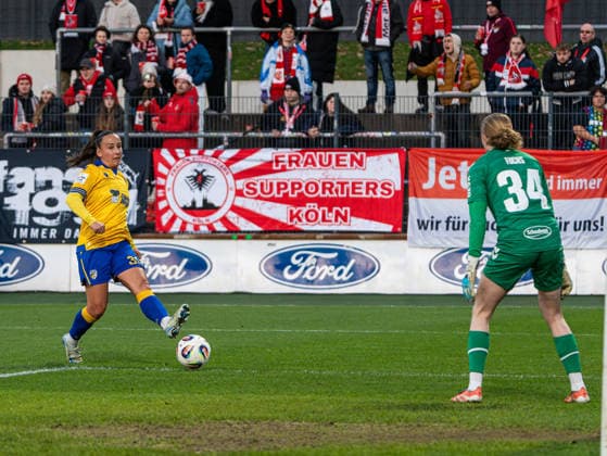 Nelly Juckel (FC Carl Zeiss Jena Frauen, 31) laeuft auf Irina Fuchs (1. FC Koeln, 34) zu 1. FC Koeln vs. FC Carl Zeiss Jena, Fußball, Frauen Bundesliga, Google Pixel Frauen Bundesliga, 13. Spieltag, Saison 2025 2026, 14.12.2025 DFB REGULATIONS PROHIBIT ANY USE OF PHOTOGRAPHS AS IMAGE SEQUENCES AND OR QUASI-VIDEO, 1. FC Koeln vs. FC Carl Zeiss Jena, Fußball, Frauen Bundesliga, Google Pixel Frauen Bundesliga, 13. Spieltag, Saison 2025 2026, 14.12.2025 Koeln Copyright: xEibner-Pressefoto DamianxKruczynx EP_DKI