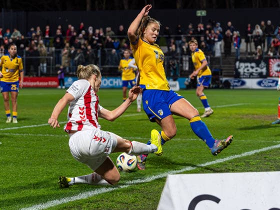 Pauline Bremer (1. FC Koeln, 11) mit einem Pass. Toma Ihlenburg (FC Carl Zeiss Jena Frauen, 03) versucht den zu klaeren 1. FC Koeln vs. FC Carl Zeiss Jena, Fußball, Frauen Bundesliga, Google Pixel Frauen Bundesliga, 13. Spieltag, Saison 2025 2026, 14.12.2025 DFB REGULATIONS PROHIBIT ANY USE OF PHOTOGRAPHS AS IMAGE SEQUENCES AND OR QUASI-VIDEO, 1. FC Koeln vs. FC Carl Zeiss Jena, Fußball, Frauen Bundesliga, Google Pixel Frauen Bundesliga, 13. Spieltag, Saison 2025 2026, 14.12.2025 Koeln Copyright: xEibner-Pressefoto DamianxKruczynx EP_DKI