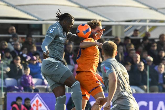 header of Armel Bella-Kotchap (Hellas Verona) against Albert Gudmundsson (Fiorentina) during ACF Fiorentina vs Hellas Verona FC, Italian soccer Serie A match in Florence, Italy, December 14 2025  Copyright: xFabioxFagiolini IPAxSportx xipa-agency.netx xx IPA_69149078 IPA_Agency_IPA69149078