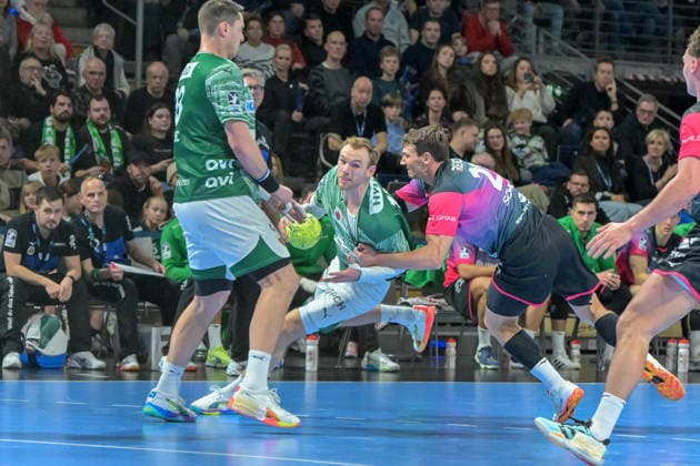 14.12.2025, xlakx, Handball Daikin HBL, Fuechse Berlin - HSG Wetzlar v.l. Mathias Gidsel (Fuechse Berlin), Jona Schoch (HSG Wetzlar) Zweikampf, Duell, Kampf, tackle Berlin