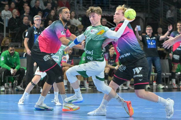 14.12.2025, xlakx, Handball Daikin HBL, Fuechse Berlin - HSG Wetzlar v.l. Philipp Ahouansou (HSG Wetzlar), Nils Lichtlein (Fuechse Berlin), Georg Loewen (HSG Wetzlar) Zweikampf, Duell, Kampf, tackle Berlin