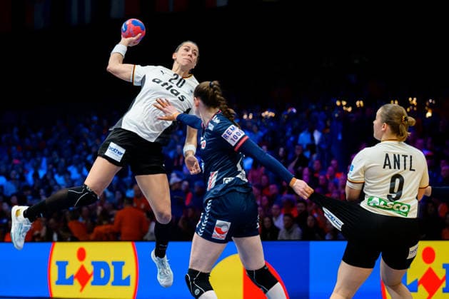 Handball, Frauen WM, Finale: Deutschland - Norwegen Emily Vogel (Deutschland), Lisa Antl (Deutschland) Rotterdam Ahoy Arena Niederlande