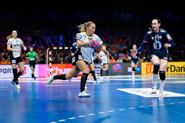 Handball, Frauen WM, Finale: Deutschland - Norwegen Jenny Behrend (Deutschland), Ingvild Bakkerud (Norwegen) Rotterdam Ahoy Arena Niederlande