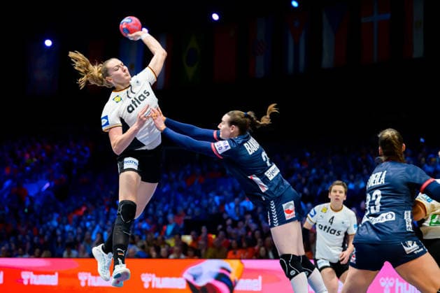 Handball, Frauen WM, Finale: Deutschland - Norwegen Viola Leuchter (Deutschland), Ingvild Bakkerud (Norwegen) Rotterdam Ahoy Arena Niederlande