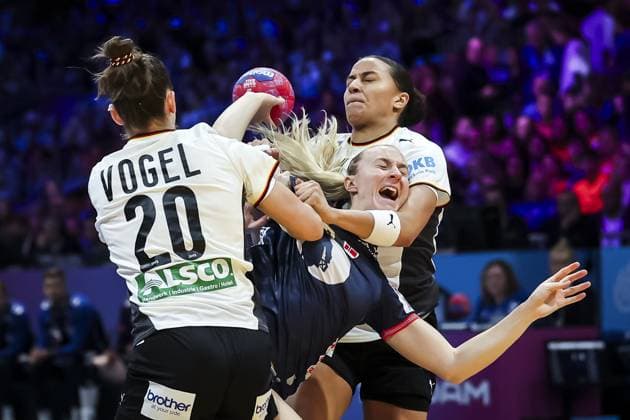 ROTTERDAM - Emily Vogel (GER) and Henny Ella Reistad (NOR) in action during the World Handball Championship final between Norway and Germany on December 14, 2025, in Ahoy Rotterdam, Netherlands. ANP IRIS VAN DEN BROEK xVIxANPxSportx xxANPxIVx 544865986 originalFilename: 544865986.jpg