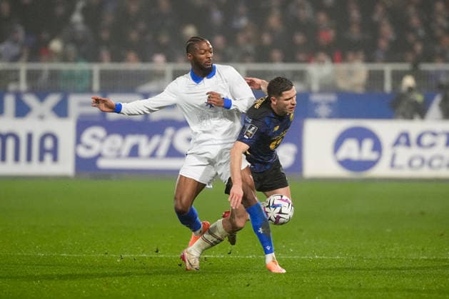 AJ Auxerre v Lille OSC - Ligue 1 McDonald s 2025 2026 07 Josue CASIMIR (aja) - 15 Romain PERRAUD (losc) during the Ligue 1 McDonald s match between Auxerre and Lille at Stade Abbe Deschamps on December 14, 2025 in Auxerre, France. Auxerre France  Copyright: xFEPx 776348229