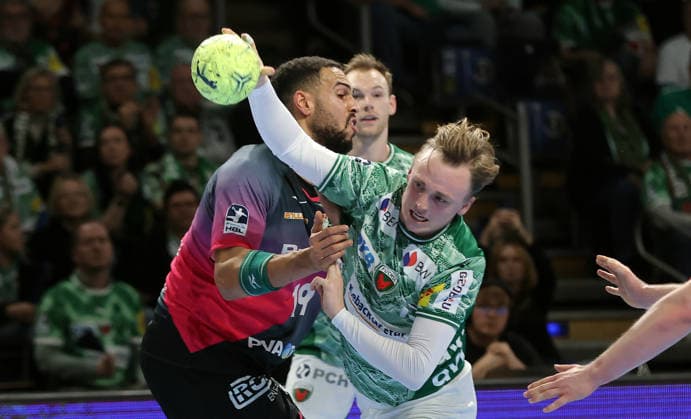 Philipp Ahouansou, Tobias Schjoelberg Groendahl am Ball Zweikampf Spielszene Aktion Handball HBL Bundesliga Herren 17. Spieltag Saison 2025 2026 14.12.2025 Füchse Berlin vs HSG Wetzlar