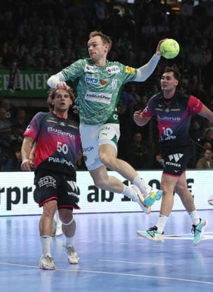 Mathias Gidsel am Ball, Lion Zacharias, Josip Simic Zweikampf Spielszene Aktion Handball HBL Bundesliga Herren 17. Spieltag Saison 2025 2026 14.12.2025 Füchse Berlin vs HSG Wetzlar