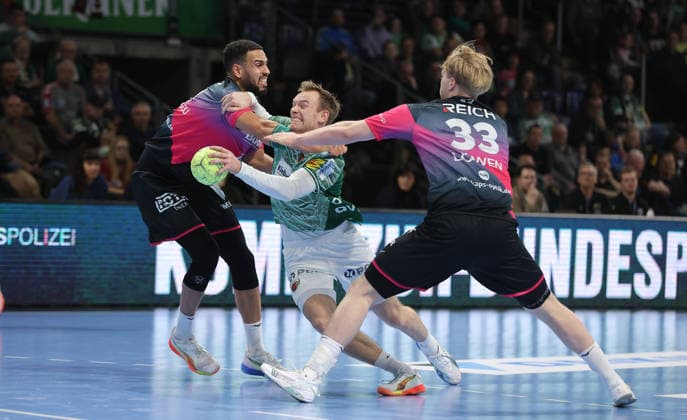 Philipp Ahouansou, Mathias Gidsel am Ball, Georg Löwen Zweikampf Spielszene Aktion Handball HBL Bundesliga Herren 17. Spieltag Saison 2025 2026 14.12.2025 Füchse Berlin vs HSG Wetzlar