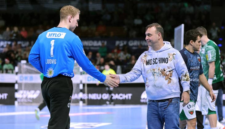 Torwart Lasse Ludwig klatscht ab mit Manager Bob Hanning Handball HBL Bundesliga Herren 17. Spieltag Saison 2025 2026 14.12.2025 Füchse Berlin vs HSG Wetzlar