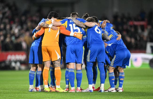 14th December 2025; Gtech Community Stadium, Brentford, London, England; Premier League Football, Brentford versus Leeds United; Leeds United huddle before kick off  SimonxWest