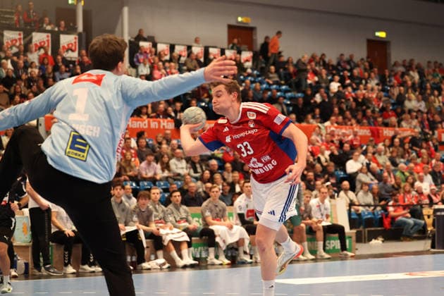 Handball Daikin Handball Bundesliga 2025 2026 - Handball Verein Hamburg vs. GWD Minden Torwart Malte Semisch (Minden),Moritz Sauter (Hamburg),erfolgreicher Torwurf, Sporthalle Hamburg Hamburg