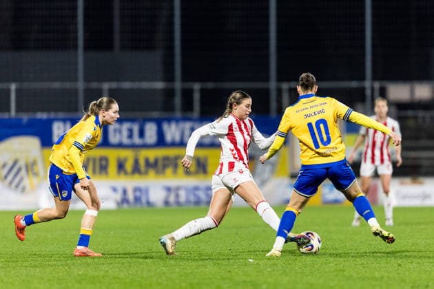 Google Pixel Frauen-Bundesliga, 1. FC Köln - FC Carl Zeiss Jena; 14.12.2025 Zweikampf Zoe Hasenauer (1. FC Köln, 16), Merza Julevic (FC Carl Zeiss Jena, 10) Google Pixel Frauen-Bundesliga, 1. FC Köln - FC Carl Zeiss Jena, Köln, Franz-Kremer-Stadion am 14.12.2025 DFB REGULATIONS PROHIBIT ANY USE OF PHOTOGRAPHS AS IMAGE SEQUENCES AND OR QUASI-VIDEO. Copyright: xBEAUTIFULxSPORTS Wunderlx
