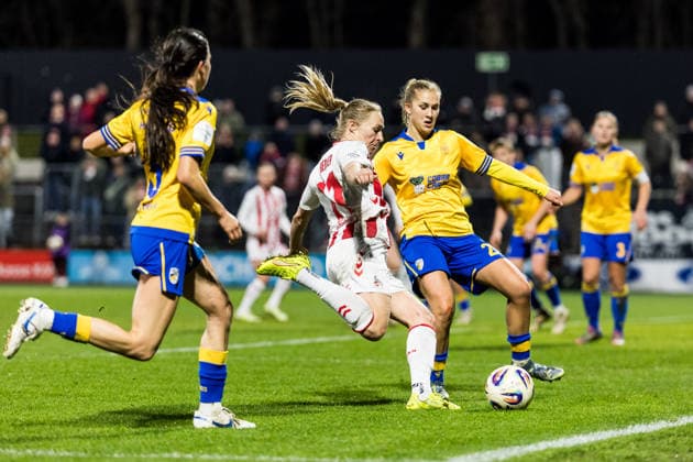Google Pixel Frauen-Bundesliga, 1. FC Köln - FC Carl Zeiss Jena; 14.12.2025 Zweikampf Pauline Bremer (1. FC Köln, 11), Steffi Schmid (FC Carl Zeiss Jena, 20) Google Pixel Frauen-Bundesliga, 1. FC Köln - FC Carl Zeiss Jena, Köln, Franz-Kremer-Stadion am 14.12.2025 DFB REGULATIONS PROHIBIT ANY USE OF PHOTOGRAPHS AS IMAGE SEQUENCES AND OR QUASI-VIDEO. Copyright: xBEAUTIFULxSPORTS Wunderlx