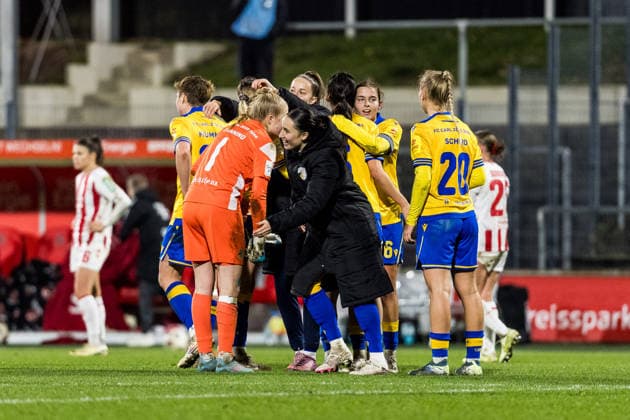 Google Pixel Frauen-Bundesliga, 1. FC Köln - FC Carl Zeiss Jena; 14.12.2025 Glückliche Gesichter bei den Spielerinnen von FC Carl Zeiss Jena nach Abpfiff Google Pixel Frauen-Bundesliga, 1. FC Köln - FC Carl Zeiss Jena, Köln, Franz-Kremer-Stadion am 14.12.2025 DFB REGULATIONS PROHIBIT ANY USE OF PHOTOGRAPHS AS IMAGE SEQUENCES AND OR QUASI-VIDEO. Copyright: xBEAUTIFULxSPORTS Wunderlx