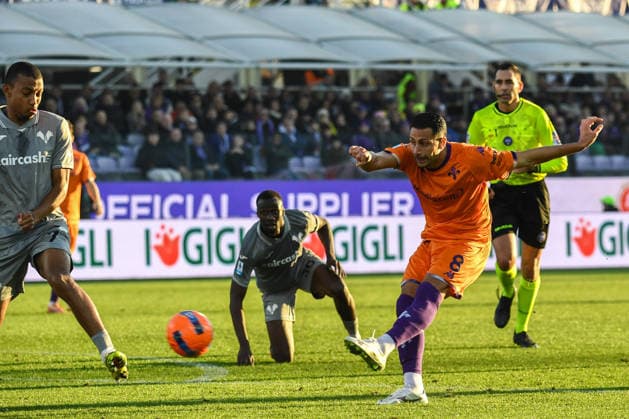 Rolando Mandragora (Fiorentina) shoots towards the goal during ACF Fiorentina vs Hellas Verona FC, Italian soccer Serie A match in Florence, Italy, December 14 2025  Copyright: xFabioxFagiolini IPAxSportx xipa-agency.netx xx IPA_69149801 IPA_Agency_IPA69149801