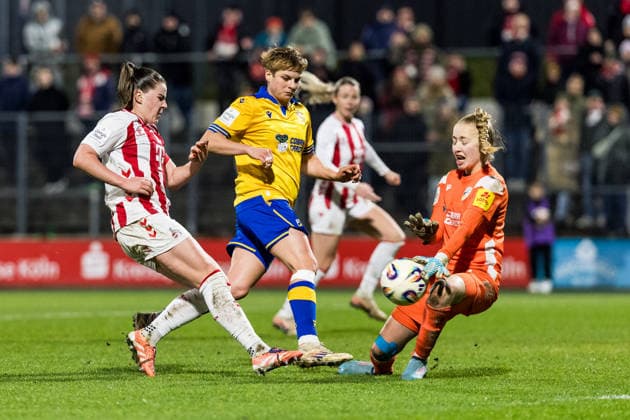 Google Pixel Frauen-Bundesliga, 1. FC Köln - FC Carl Zeiss Jena; 14.12.2025 Adriana Achcinska (1. FC Köln, 9) scheitert an Jasmin Janning (FC Carl Zeiss Jena, 1) Google Pixel Frauen-Bundesliga, 1. FC Köln - FC Carl Zeiss Jena, Köln, Franz-Kremer-Stadion am 14.12.2025 DFB REGULATIONS PROHIBIT ANY USE OF PHOTOGRAPHS AS IMAGE SEQUENCES AND OR QUASI-VIDEO. Copyright: xBEAUTIFULxSPORTS Wunderlx
