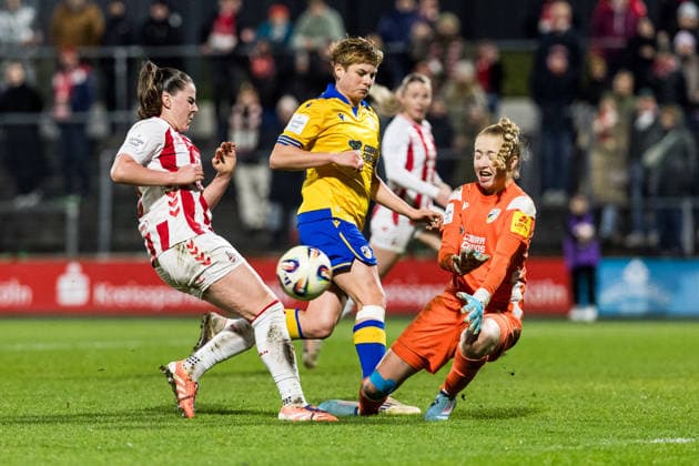Google Pixel Frauen-Bundesliga, 1. FC Köln - FC Carl Zeiss Jena; 14.12.2025 Adriana Achcinska (1. FC Köln, 9) scheitert an Jasmin Janning (FC Carl Zeiss Jena, 1) Google Pixel Frauen-Bundesliga, 1. FC Köln - FC Carl Zeiss Jena, Köln, Franz-Kremer-Stadion am 14.12.2025 DFB REGULATIONS PROHIBIT ANY USE OF PHOTOGRAPHS AS IMAGE SEQUENCES AND OR QUASI-VIDEO. Copyright: xBEAUTIFULxSPORTS Wunderlx