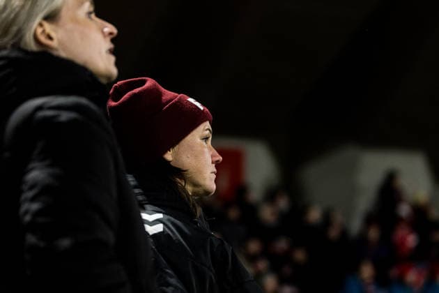Google Pixel Frauen-Bundesliga, 1. FC Köln - FC Carl Zeiss Jena; 14.12.2025 Marina Hegering (1. FC Köln, 33) beobachtet das Spiel Google Pixel Frauen-Bundesliga, 1. FC Köln - FC Carl Zeiss Jena, Köln, Franz-Kremer-Stadion am 14.12.2025 DFB REGULATIONS PROHIBIT ANY USE OF PHOTOGRAPHS AS IMAGE SEQUENCES AND OR QUASI-VIDEO. Copyright: xBEAUTIFULxSPORTS Wunderlx