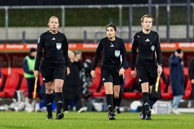 Google Pixel Frauen-Bundesliga, 1. FC Köln - FC Carl Zeiss Jena; 14.12.2025 Das Schiedsrichtergespann um Schiedsrichterin Riem Hussein verlässt den Platz Google Pixel Frauen-Bundesliga, 1. FC Köln - FC Carl Zeiss Jena, Köln, Franz-Kremer-Stadion am 14.12.2025 DFB REGULATIONS PROHIBIT ANY USE OF PHOTOGRAPHS AS IMAGE SEQUENCES AND OR QUASI-VIDEO. Copyright: xBEAUTIFULxSPORTS Wunderlx